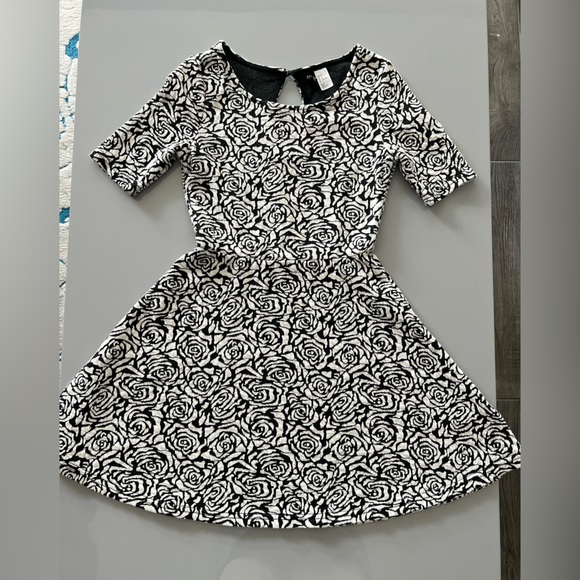Black and White Floral Skater Dress - Picture 2 of 2